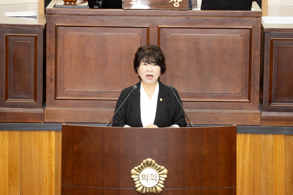 20250917-023[AMG_7920-제290회 임시회 제2차 본회의시 장미경 기획행정위원장 상임위원회 활동결과보고.jpg