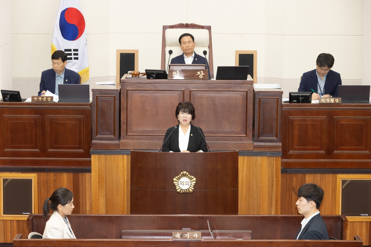 20250917-024[AMG_7919-제290회 임시회 제2차 본회의시 장미경 기획행정위원장 상임위원회 활동결과보고.jpg