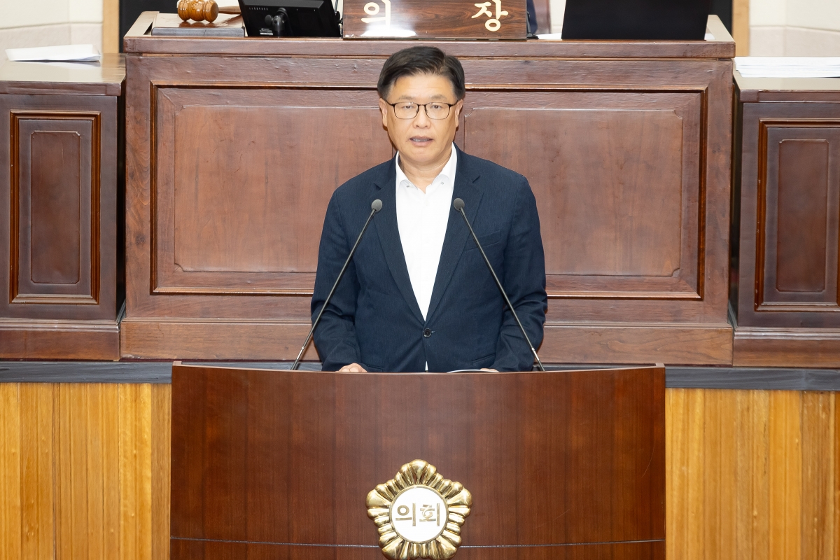 20250917-027[AMG_7929-제290회 임시회 제2차 본회의시 김낙관 산업건설위원장 상임위원회 활동결과보고.jpg