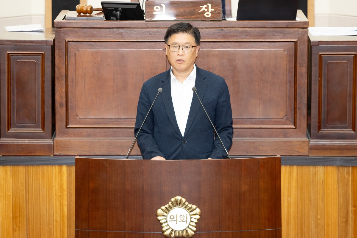 20250917-026[AMG_7926-제290회 임시회 제2차 본회의시 김낙관 산업건설위원장 상임위원회 활동결과보고.jpg