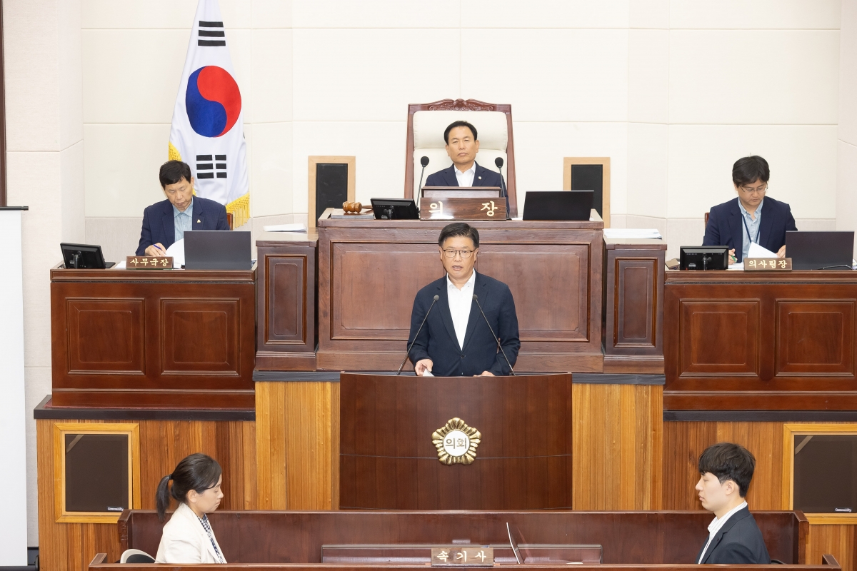 20250917-028[AMG_7931-제290회 임시회 제2차 본회의시 김낙관 산업건설위원장 상임위원회 활동결과보고.jpg