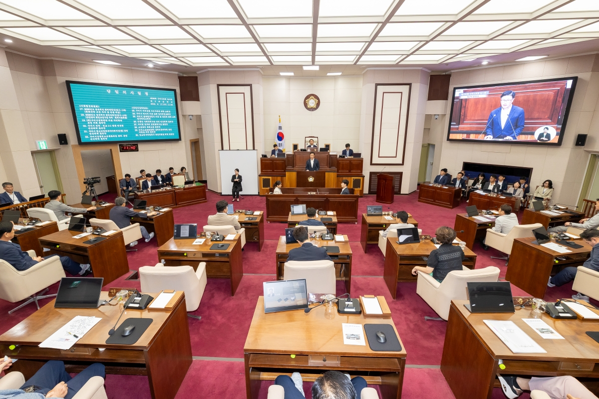 20250917-029[AMG_7933-제290회 임시회 제2차 본회의시 김낙관 산업건설위원장 상임위원회 활동결과보고.jpg