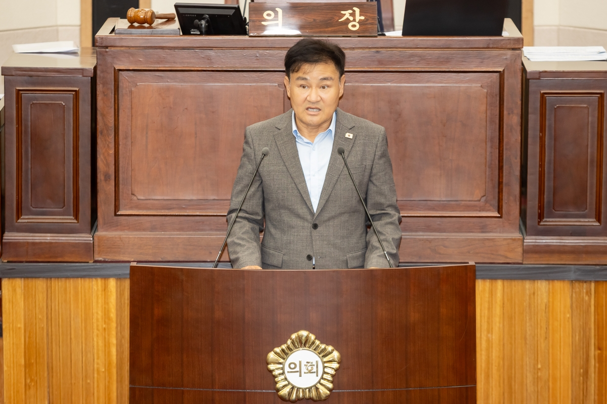 20250917-031[AMG_7938-제290회 임시회 제2차 본회의시 김재우 문화환경위원장 상임위원회 활동결과보고.jpg