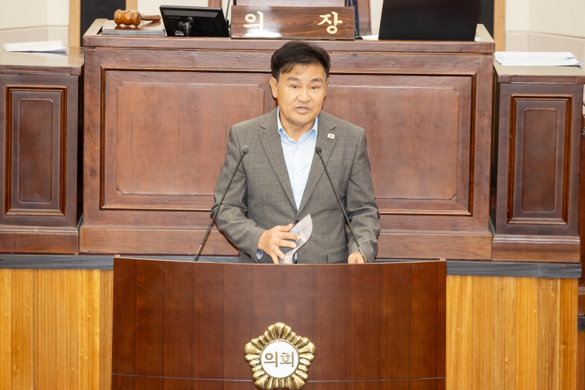 20250917-030[AMG_7937-제290회 임시회 제2차 본회의시 김재우 문화환경위원장 상임위원회 활동결과보고.jpg