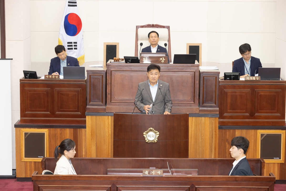 20250917-032[AMG_7945-제290회 임시회 제2차 본회의시 김재우 문화환경위원장 상임위원회 활동결과보고.jpg