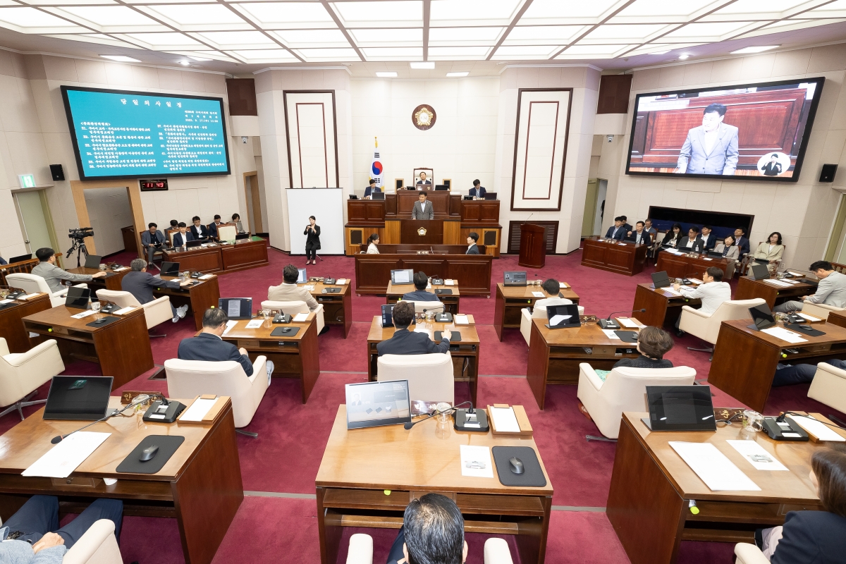 20250917-033[AMG_7949-제290회 임시회 제2차 본회의시 김재우 문화환경위원장 상임위원회 활동결과보고.jpg