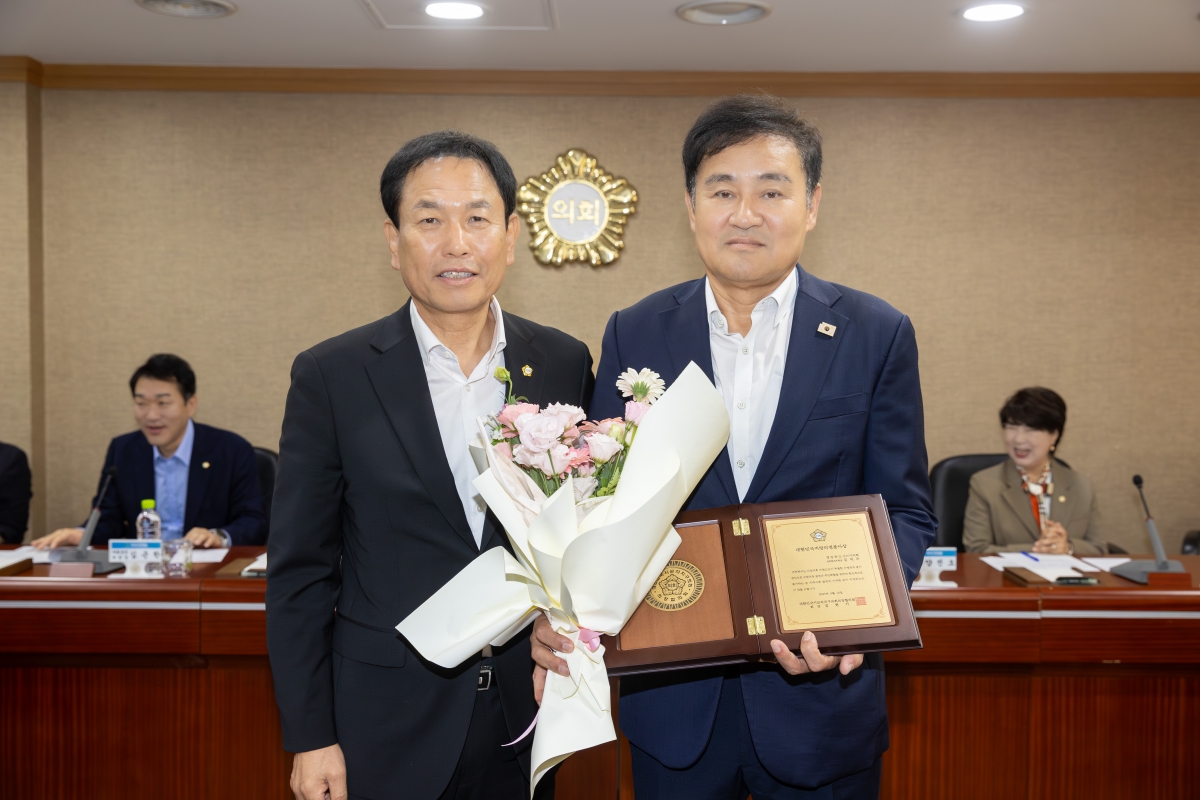 20251015-006[AMG_0261-전체의원 간담회시 김재우 문화환경위원장 대한민국지방의정봉사상 수상.jpg