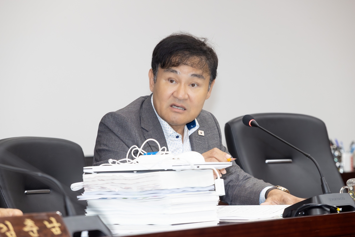 20251016-006[AMG_0368-제291회 임시회시 의회운영위원회 소관 2026년도 주요업무계획안 청취활동.jpg