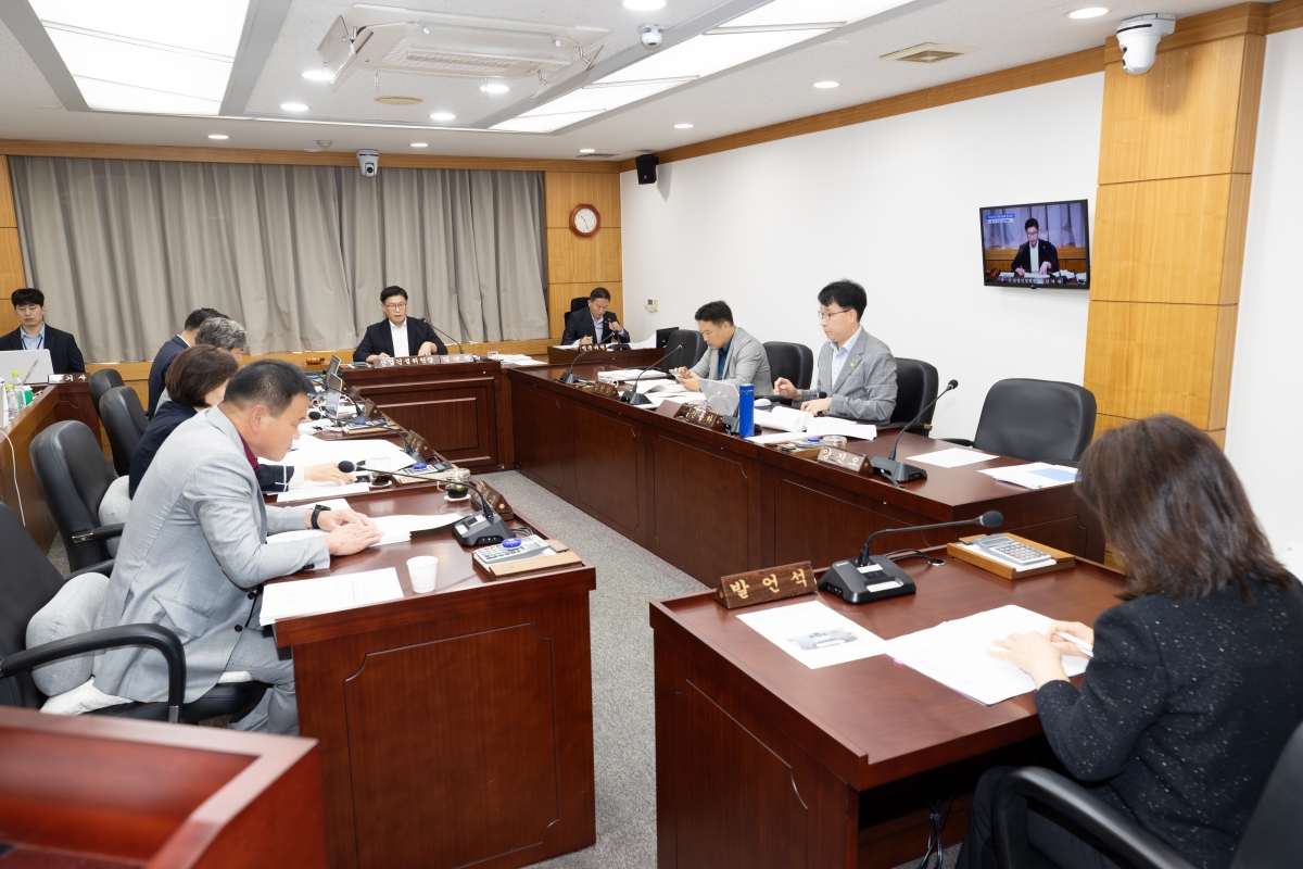 20251016-059[AMG_0456-제291회 임시회시 산업건설위원회 조례안 등 심사활동.jpg