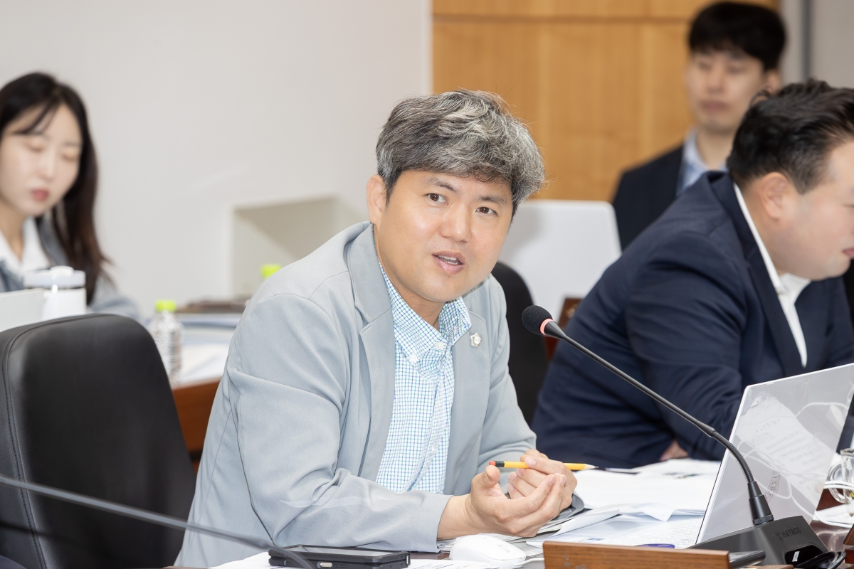 20251016-070[AMG_0623-제291회 임시회시 산업건설위원회 조례안 등 심사활동.jpg