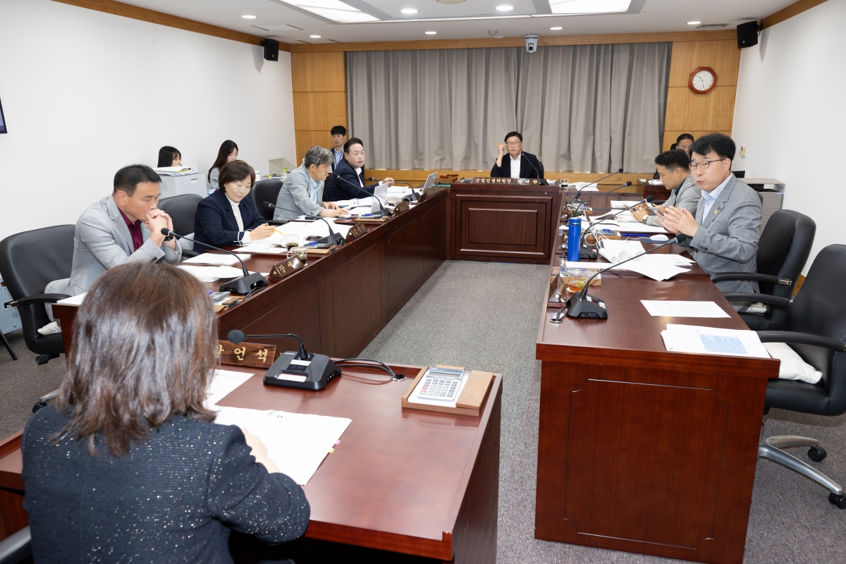 20251016-060[AMG_0461-제291회 임시회시 산업건설위원회 조례안 등 심사활동.jpg