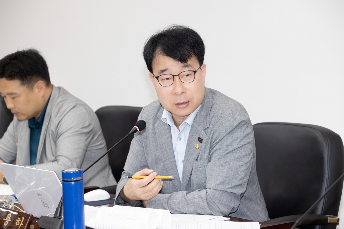20251016-061[AMG_0463-제291회 임시회시 산업건설위원회 조례안 등 심사활동.jpg