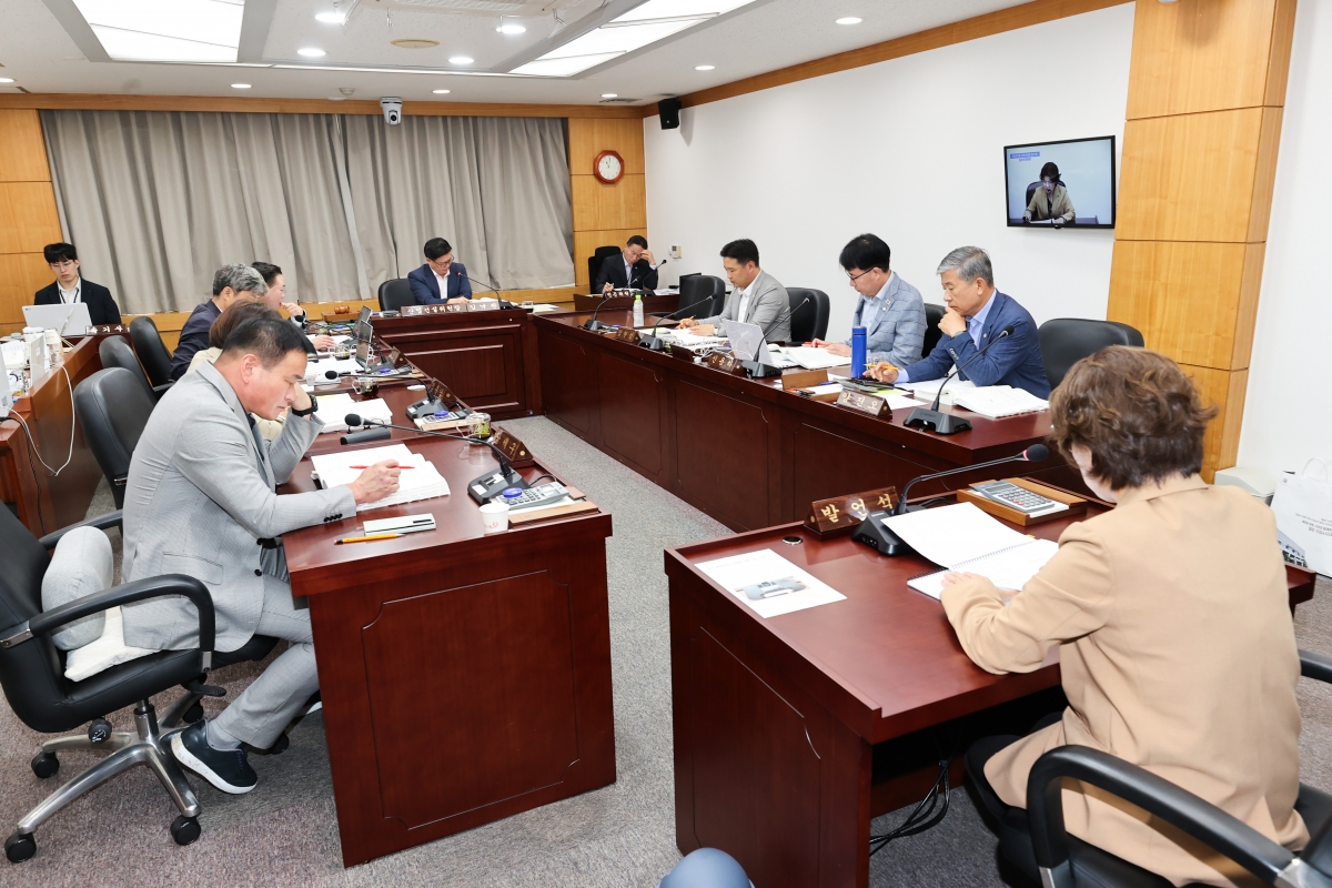 20251020-002[AMG_1938-1-제291회 임시회시 산업건설위원회 2026년도 주요업무계획안 청취활동.JPG