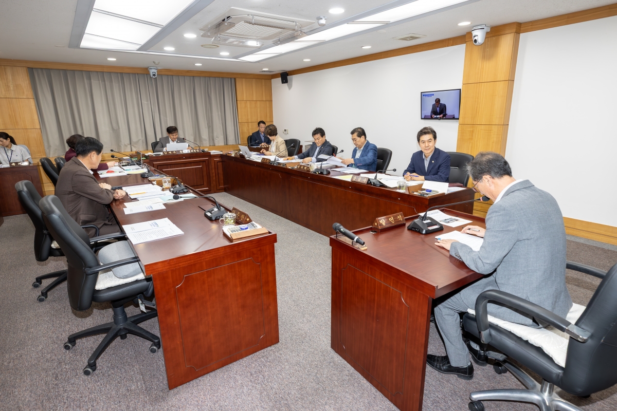 20251016-087[AMG_0530-제291회 임시회시 문화환경위원회 조례안 등 심사활동.jpg