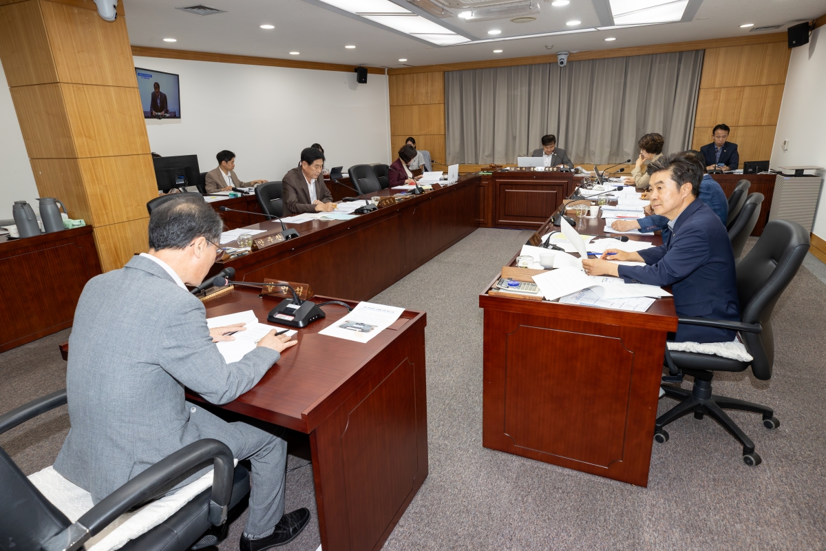 20251016-088[AMG_0538-제291회 임시회시 문화환경위원회 조례안 등 심사활동.jpg
