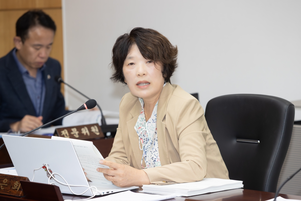 20251016-074[AMG_0454-제291회 임시회시 문화환경위원회 조례안 등 심사활동.jpg