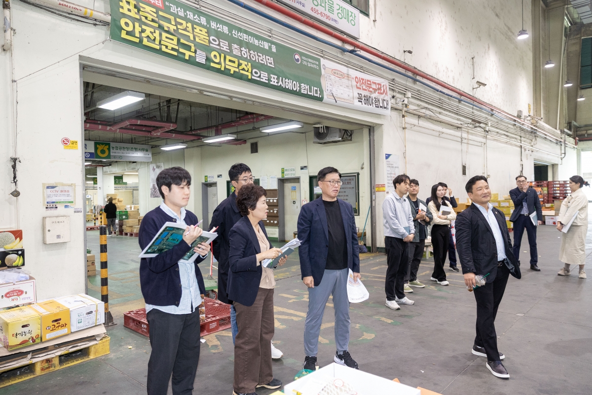 20251022-078[AMG_2656-제291 임시회시 산업건설위원회 구미시농산물도매시장 현장방문활동.jpg