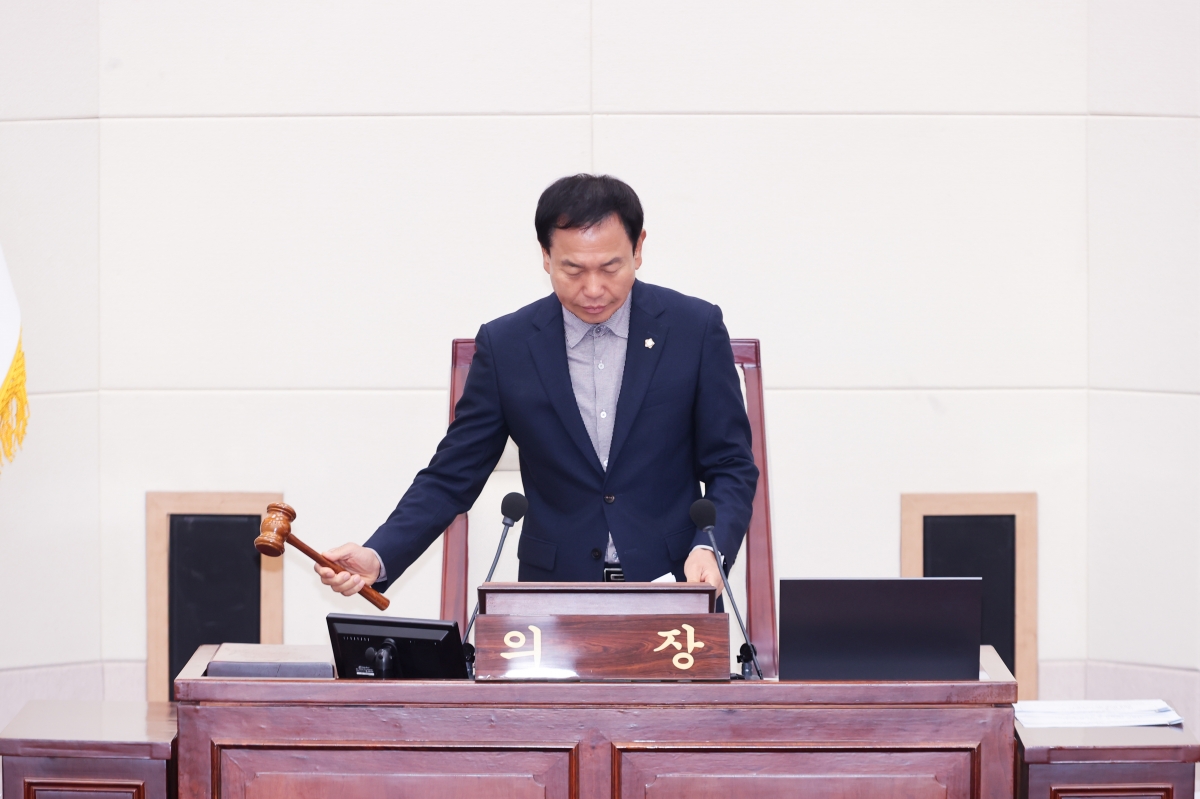 20251024-013[AMG_2968-1-제291회 임시회 제2차 본회의시 박교상 의장 회의주재.JPG