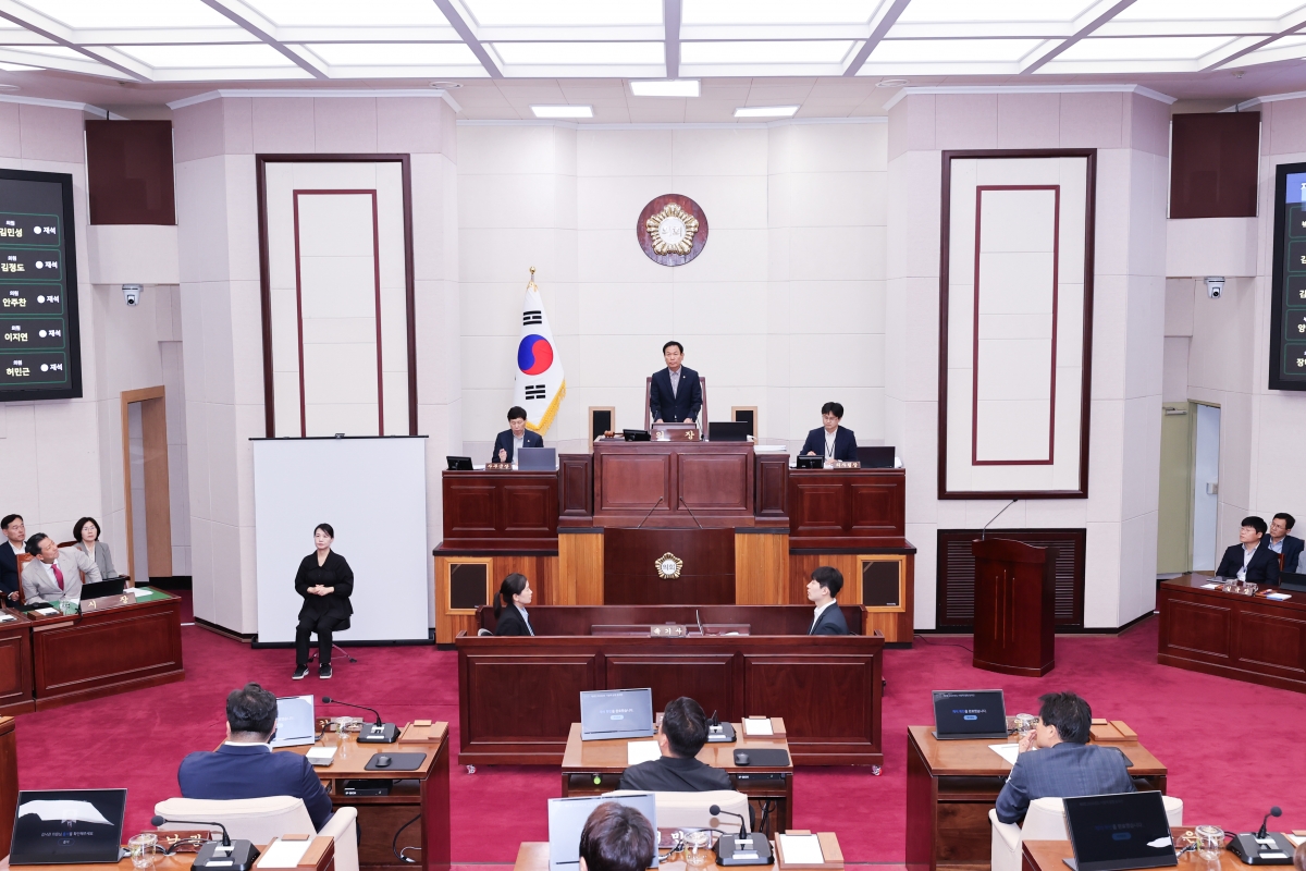 20251024-018[AMG_3045-1-제291회 임시회 제2차 본회의시 박교상 의장 회의주재.JPG