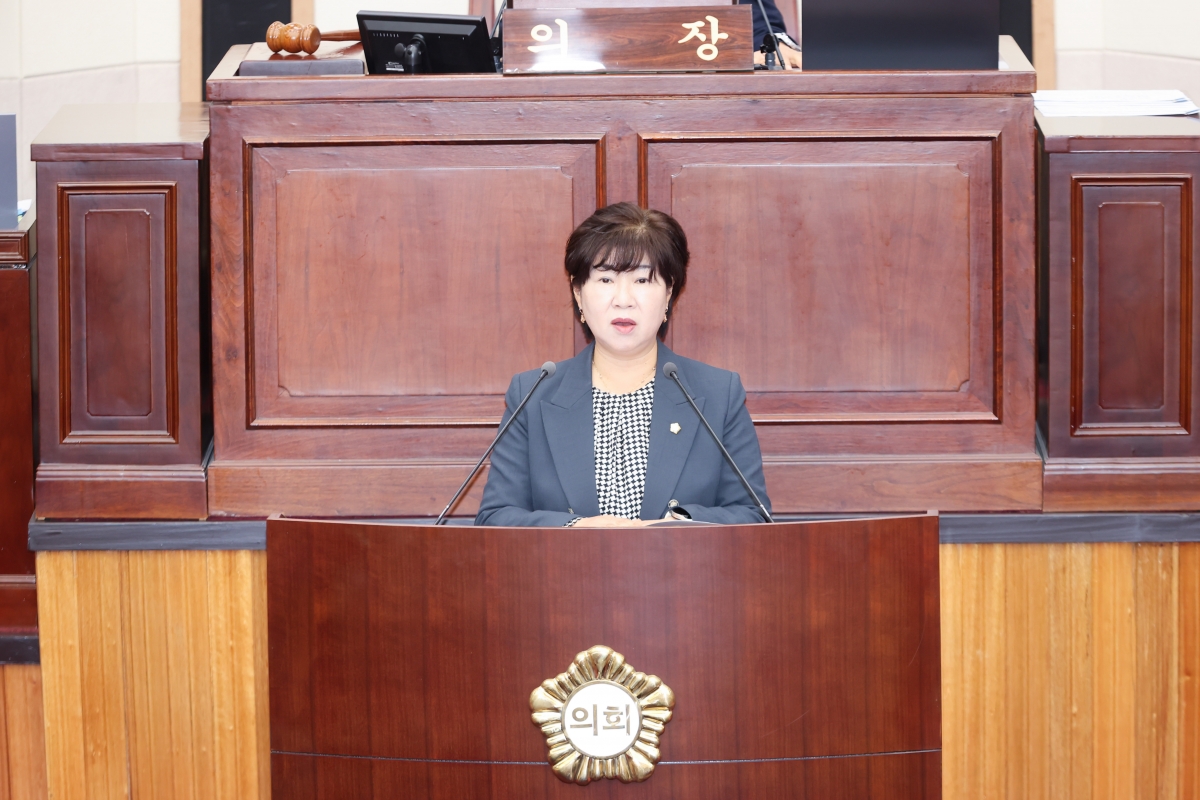 20251024-029[AMG_3003-1-제291회 임시회 제2차 본회의시 장미경 기획행정위원장 상임위원회 결과보고.JPG