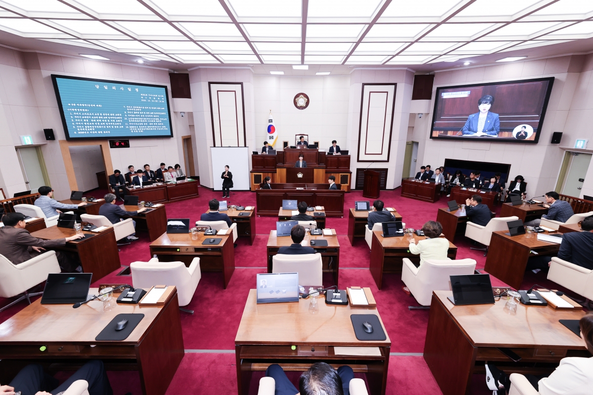 20251024-031[AMG_3013-1-제291회 임시회 제2차 본회의시 장미경 기획행정위원장 상임위원회 결과보고.JPG