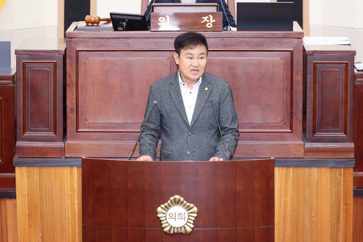 20251024-044[AMG_3069-1-제291회 임시회 제2차 본회의시 김재우 문화환경위원장 상임위원회 활동결과보고.JPG