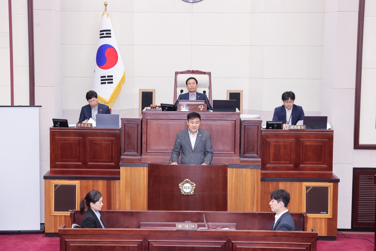 20251024-046[AMG_3074-1-제291회 임시회 제2차 본회의시 김재우 문화환경위원장 상임위원회 활동결과보고.JPG