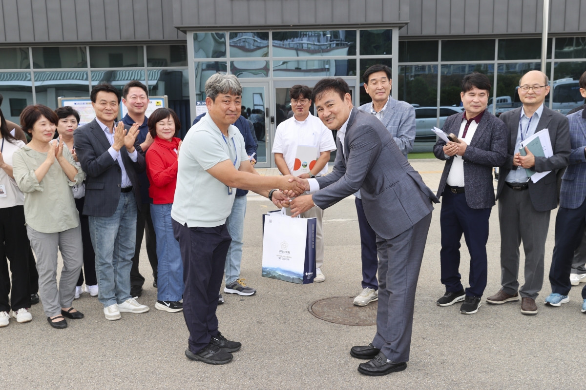 20251017-076[AMG_1110-1-제291회 임시회시 문화환경위원회 춘천시 송암스포츠타운 에어돔 현장방문.jpg