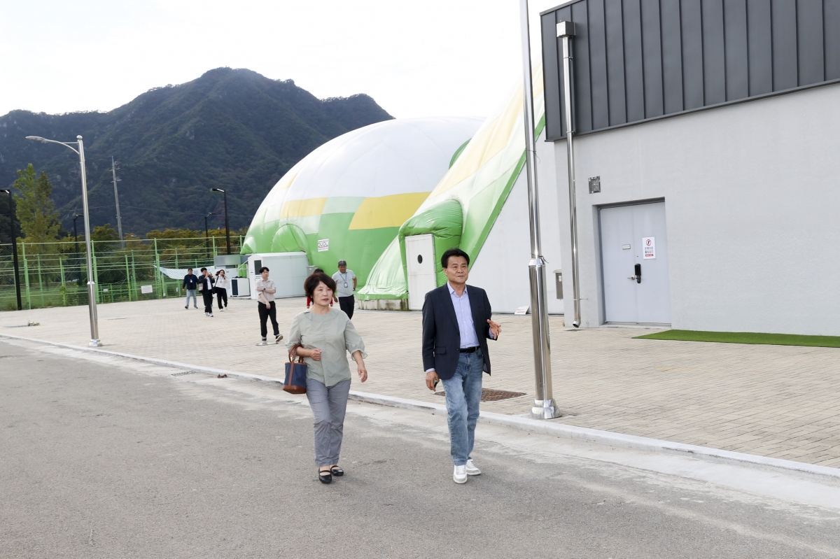 20251017-097[AMG_1166-1-제291회 임시회시 문화환경위원회 춘천시 송암스포츠타운 에어돔 현장방문.jpg