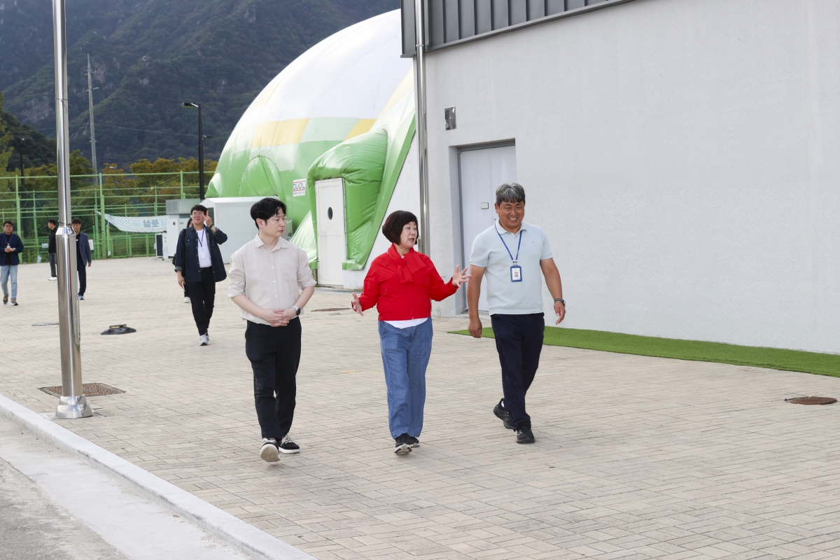 20251017-098[AMG_1169-1-제291회 임시회시 문화환경위원회 춘천시 송암스포츠타운 에어돔 현장방문.jpg