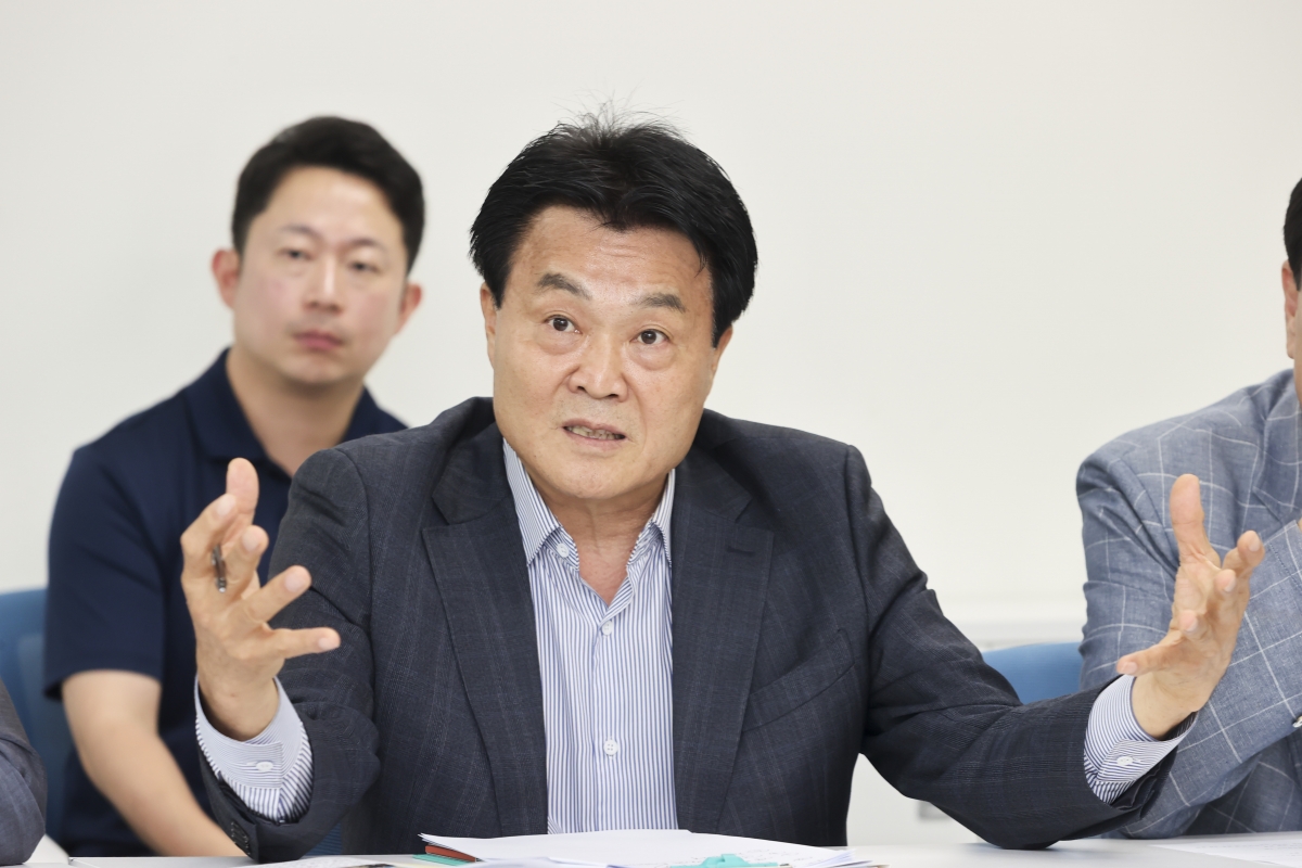 20251017-055[AMG_1071-1-제291회 임시회시 문화환경위원회 춘천시 송암스포츠타운 에어돔 현장방문.jpg