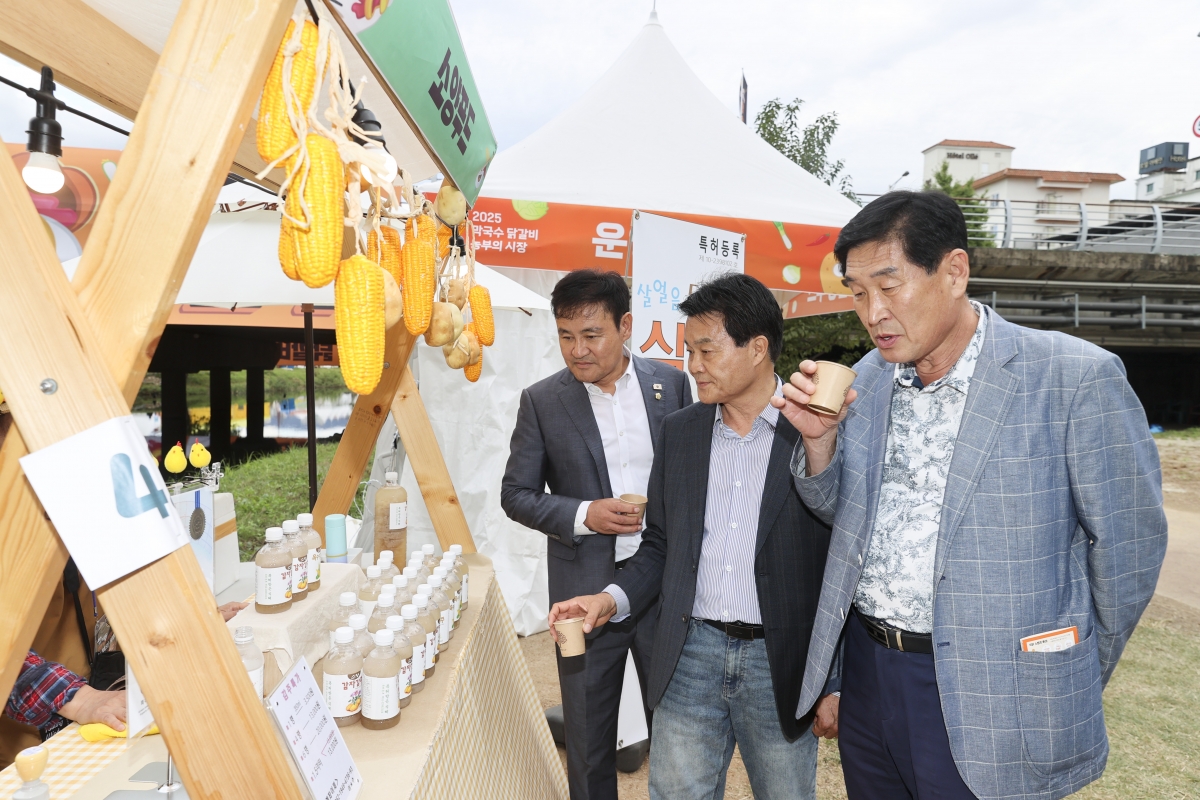 20251017-164[AMG_1357-1-의원연구단체 그린로컬 축제관광 연구회 춘천 막국수닭갈비 축제 행사장 방문.jpg