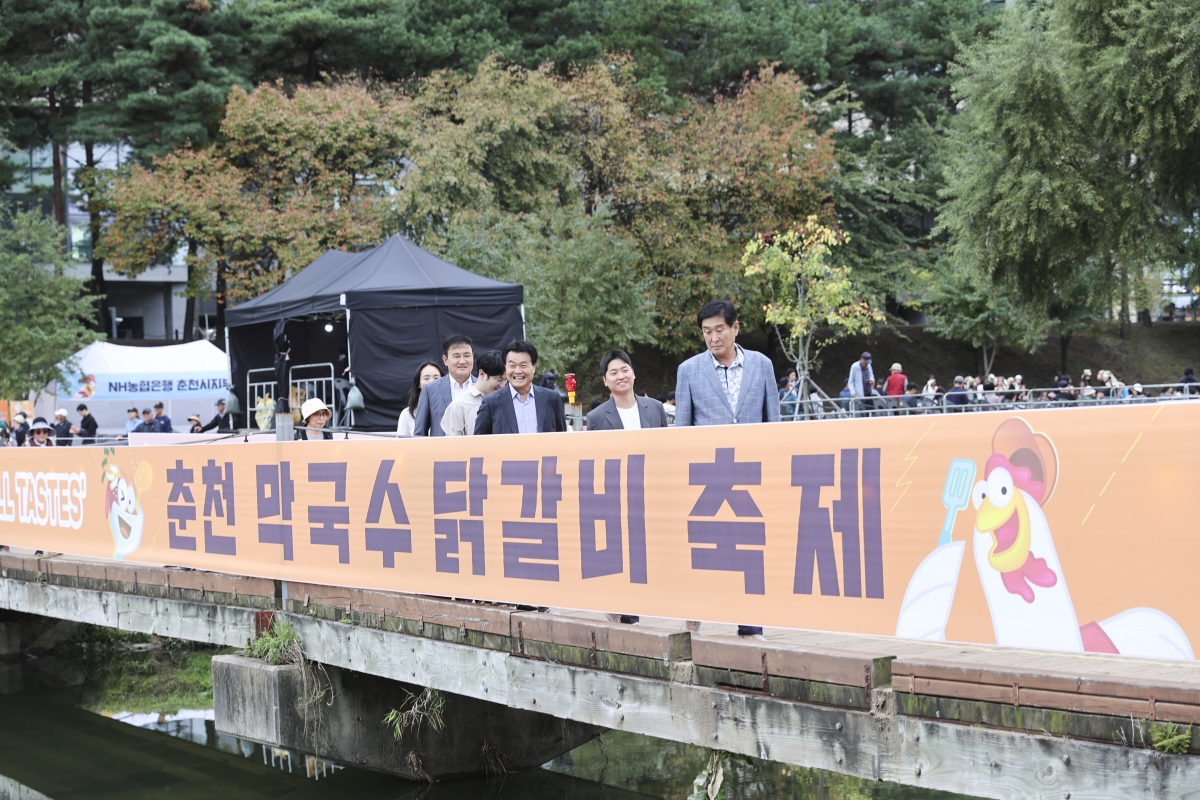 20251017-174[AMG_1382-1-의원연구단체 그린로컬 축제관광 연구회 춘천 막국수닭갈비 축제 행사장 방문.jpg