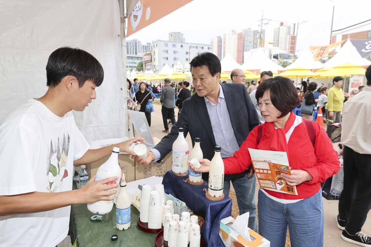 20251017-144[AMG_1298-1-의원연구단체 그린로컬 축제관광 연구회 춘천 막국수닭갈비 축제 행사장 방문.jpg