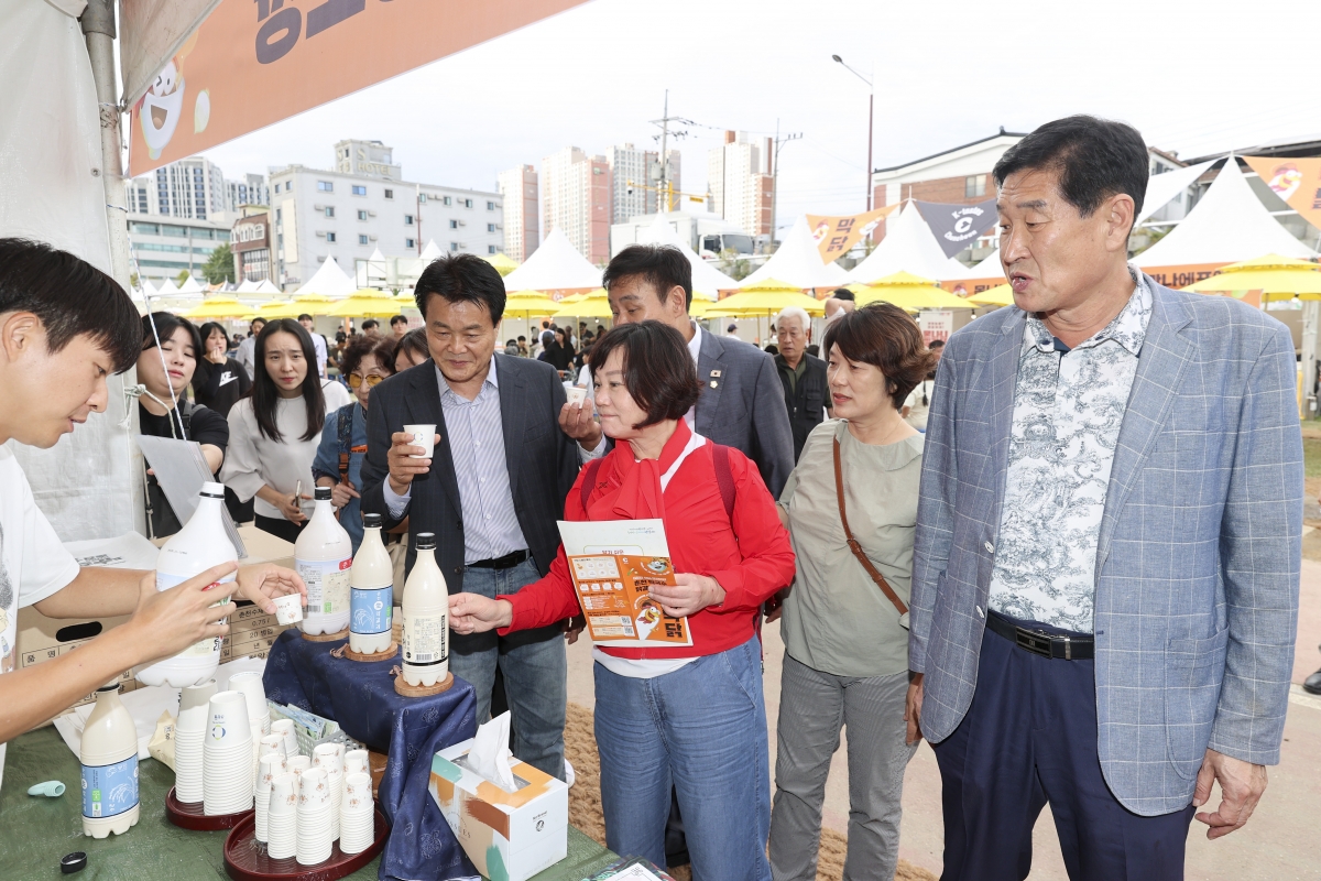 20251017-146[AMG_1308-1-의원연구단체 그린로컬 축제관광 연구회 춘천 막국수닭갈비 축제 행사장 방문.jpg