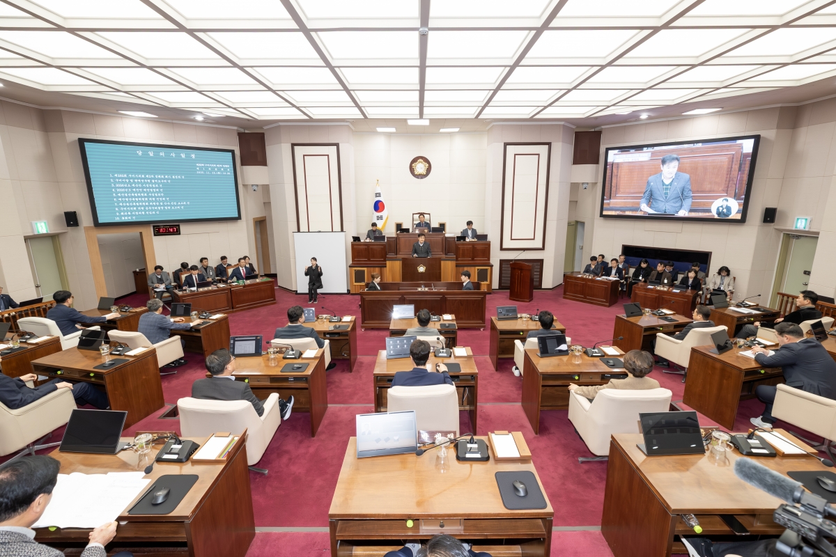 20251125-018[AMG_7926-제292회 제2차 정례회 제1차 본회의시 김재우 의원 구미시장 및 관계공무원 출석요구의 건 제안설명.jpg