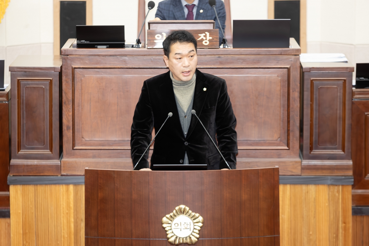 20251125-024[AMG_7961-제292회 제2차 정례회 제1차 본회의시 김근한 의회운영위원장 예산결산특별위원회 구성결의안 제안설명.jpg