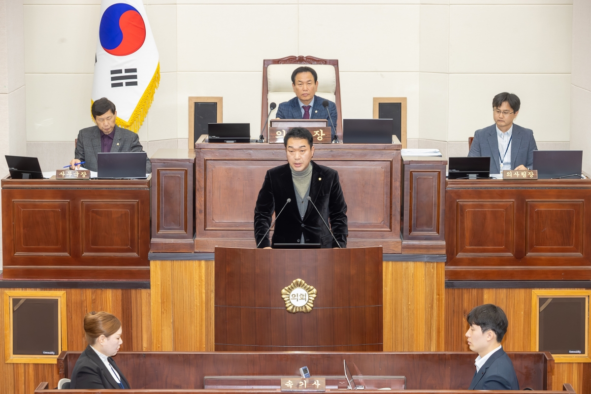 20251125-025[AMG_7962-제292회 제2차 정례회 제1차 본회의시 김근한 의회운영위원장 예산결산특별위원회 구성결의안 제안설명.jpg