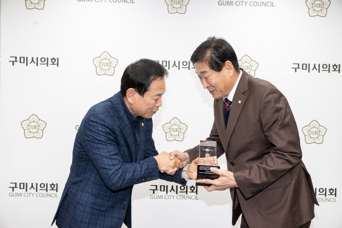 20251117-006[AMG_6722-김영길 의원 경북의정봉사대상 수여식.jpg