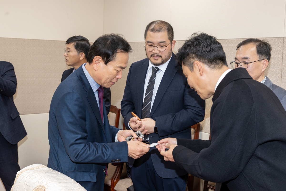 20251120-034[AMG_7177-주)오르타머티리얼즈 투자협약식.jpg