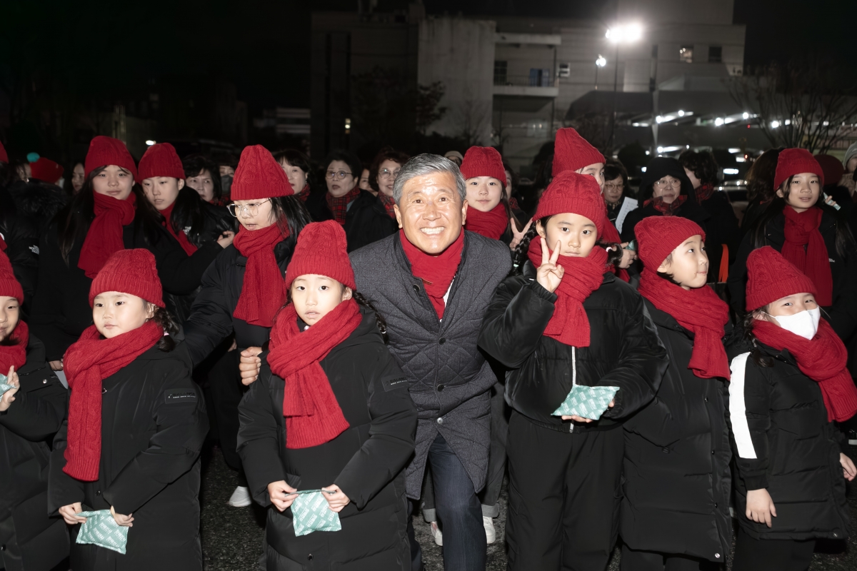 20251125-076[IMG_4149-시청사 원형화단 트리점등식.jpg