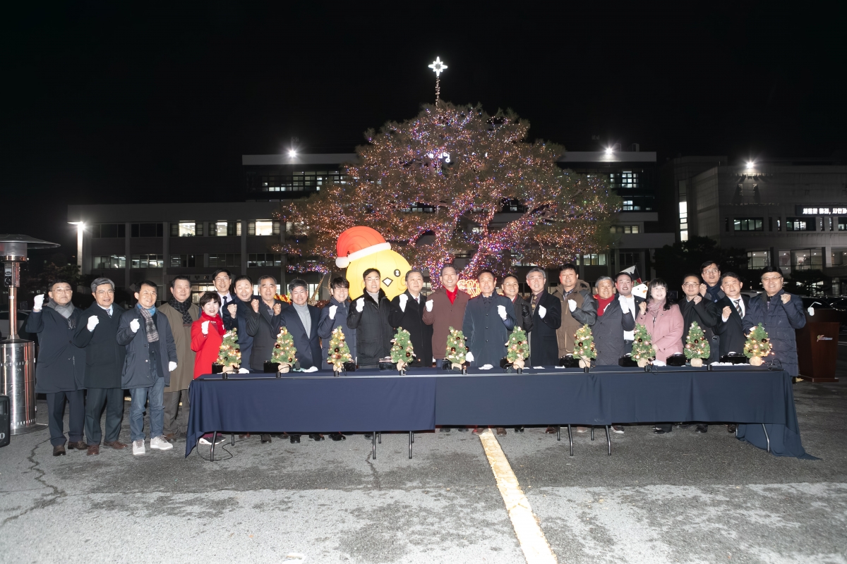 20251125-091[IMG_4203-시청사 원형화단 트리점등식.jpg