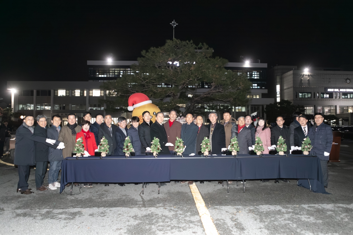 20251125-088[IMG_4188-시청사 원형화단 트리점등식.jpg