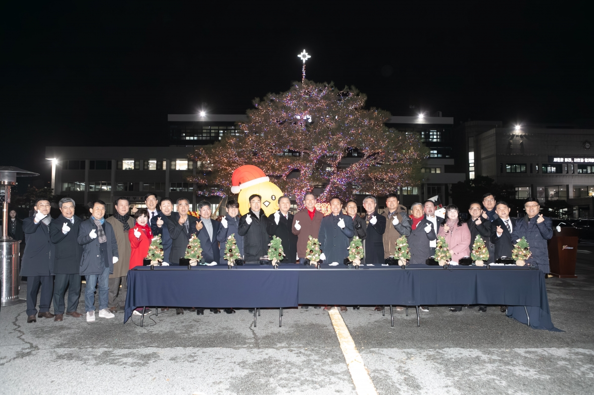 20251125-092[IMG_4205-시청사 원형화단 트리점등식.jpg