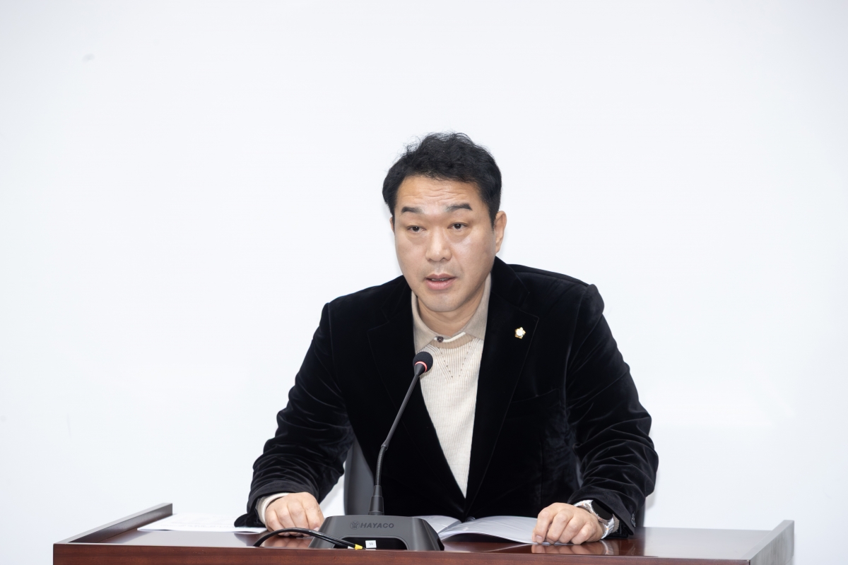 20251126-005[AMG_8114-제292회 제2차 정례회시 의회운영위원회 조례안 심사활동.jpg