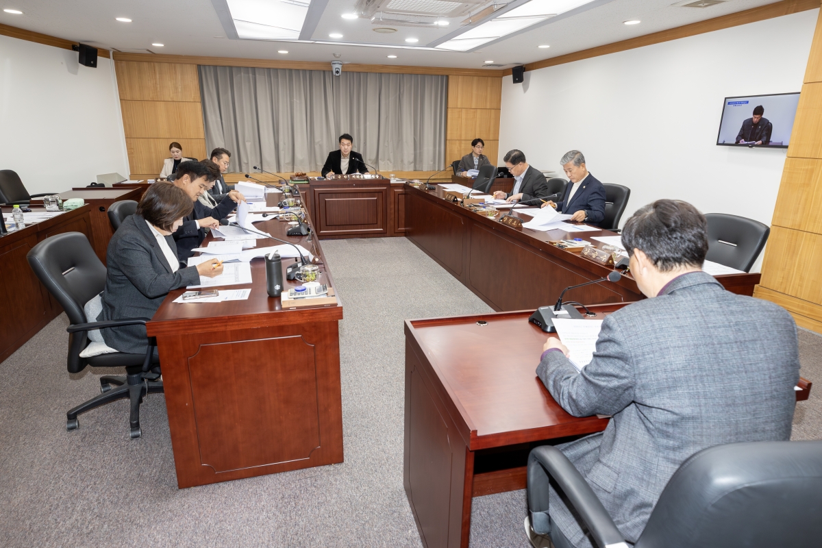 20251126-010[AMG_8127-제292회 제2차 정례회시 의회운영위원회 소관 2026년도 예산안 및 기금운용계획안 예비심사 활동.jpg