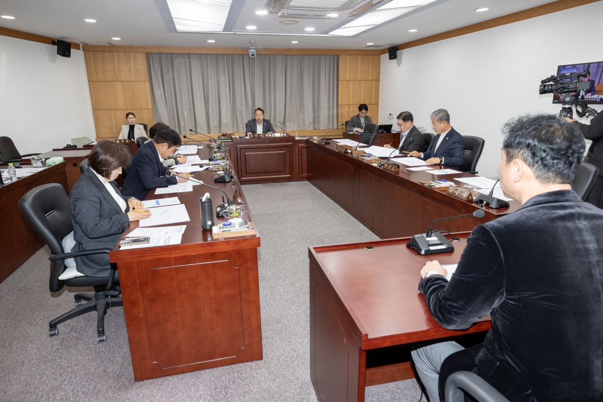 20251126-007[AMG_8119-제292회 제2차 정례회시 의회운영위원회 조례안 심사활동.jpg