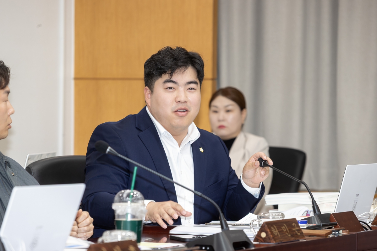 20251126-033[AMG_8403-제292회 제2차 정례회시 기획행정위원회 조례안 등 심사활동.jpg