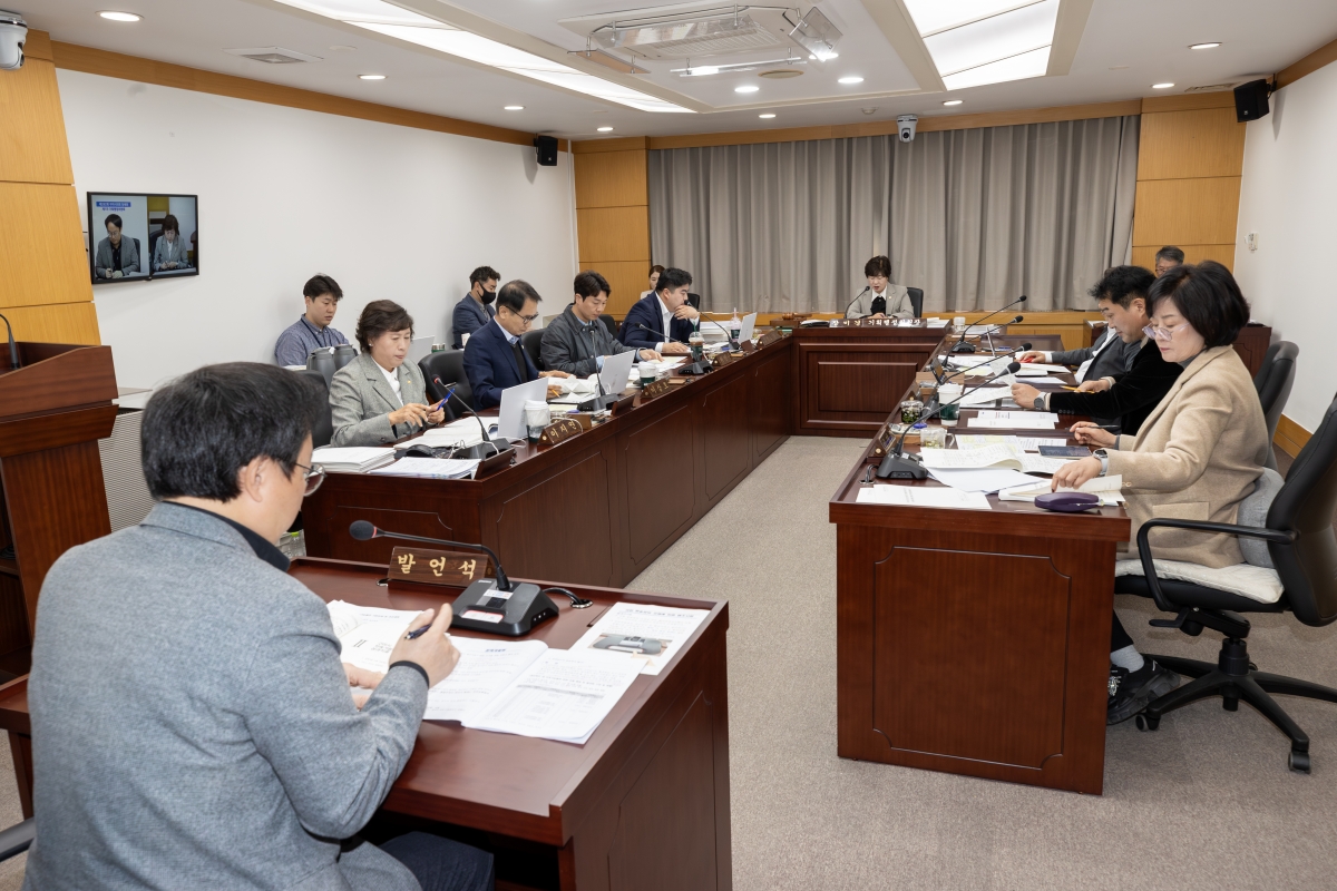 20251126-028[AMG_8234-제292회 제2차 정례회시 기획행정위원회 조례안 등 심사활동.jpg