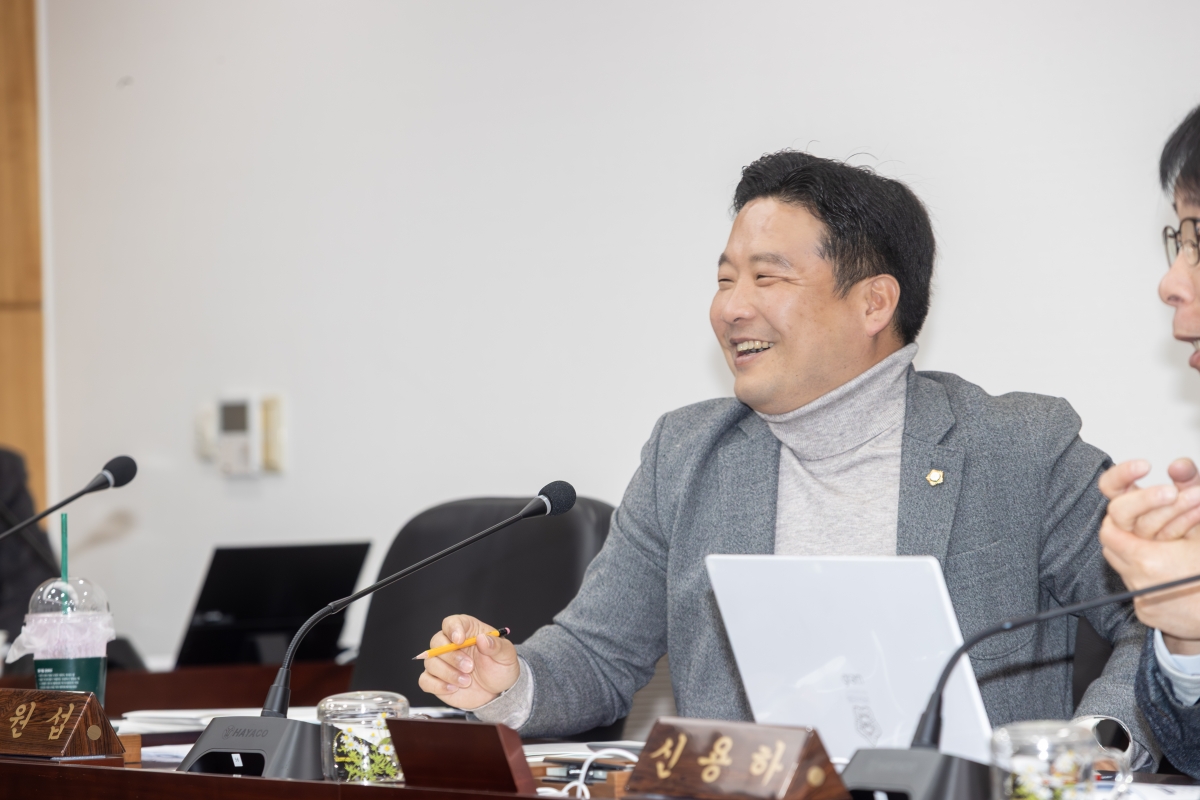 20251126-055[AMG_8273-제292회 제2차 정례회시 산업건설위원회 조례안 등 심사활동.jpg